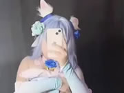 Симпатичная девица делает селфи, лаская пальцами свою киску