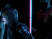 Азиатская красавица и чернокожие мужчины танцуют