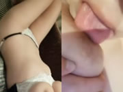 Девушка с большой грудью мастурбирует